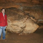 El profesor Ripoll en la Cueva de El Castillo, agosto 2016
