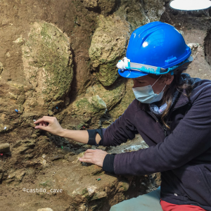 Raquel Asiaín con el molar descubierto en la Cueva del Castillo, Puente Viesgo
